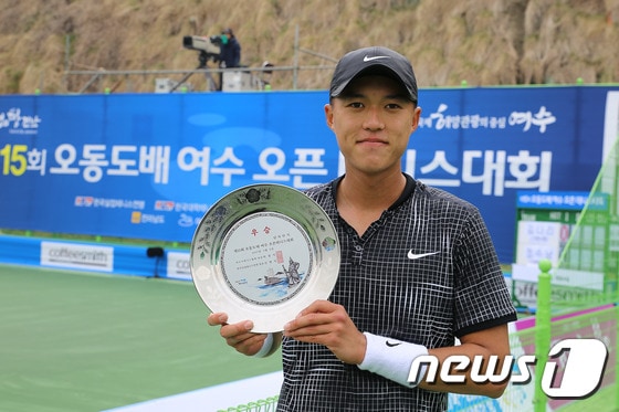 국군체육부대 남지성 선수가 5일 전남 여수에서 열린 &#39;2017 오동도배 여수오픈테니스대회&#39; 남자 단식 우승을 차지한 뒤 우승패를 들어올리고 있다./사진제공=대한테니스협회 ⓒ News1