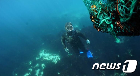 사진은 잠수한 해녀 모습. &#40;문화재청 제공&#41; 2017.3.8/뉴스1