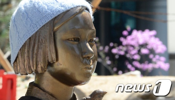 12일 오후 서울 종로구 옛 일본대사관 앞에서 열린 일본군성노예제 문제해결을 위한 제 1278차 정기 수요시위에서 소녀상이 시민들이 씌워준 겨울 털모자를 쓰고 있다. 2017.4.12/뉴스1 (자료사진) ⓒ News1 신웅수 기자