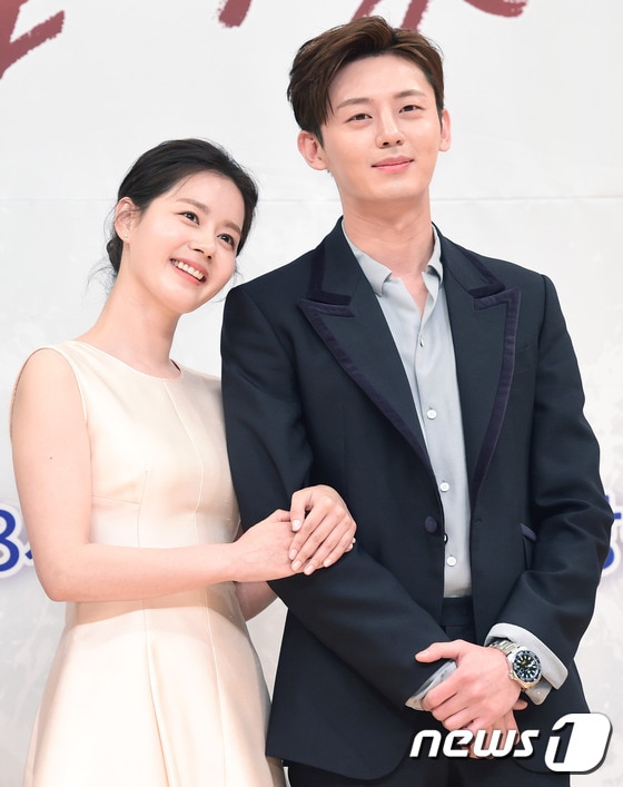 배우 김주현, 이지훈(오른쪽)이 13일 오후 서울 목동SBS에서 열린 SBS 특별기획 드라마 ‘언니는 살아있다’ 제작발표회에 참석해 포즈를 취하고 있다. ⓒ News1 권현진 기자