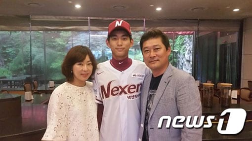 넥센 히어로즈 슈퍼루키 이정후와 아버지 이종범(넥센 제공). ⓒ News1