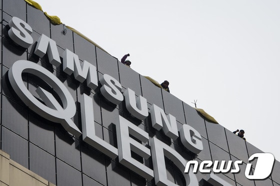 각종 사업체 노동조합으로 구성된 노동자·민중생존권 쟁취를 위한 투쟁사업장 공동투쟁위원회 노동자들이 지난 14일 서울 광화문 광장 인근의 한 건물 광고판 위에 올라가 고공·단식 농성을 펼치고 있다. 2017.4.14/뉴스1 ⓒ News1 유승관 기자