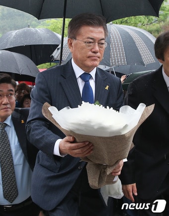 문재인 대통령이 2017년 4월17일 대구 달서구 2·28민주의거 기념탑을 참배하는 모습. 2017.4.17/뉴스1 ⓒ News1 허경 기자