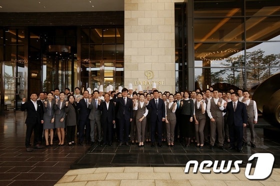 파라다이스 호텔앤리조트 5성호텔 현판식 모습.  파라다이스그룹 제공 ⓒ News1