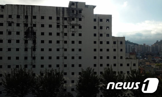 1988년 이후 30년 가까이 공사가 중단돼 도심의 흉물로 자리하고 있는 광주 남구 주월동 서진병원 건물. 2017.4.18. /뉴스1 ⓒ News1