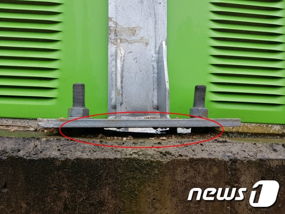 지난 17일 창원 도계동~봉림동 북부순환도로 일부 방음벽에 베이스 플레이트와 콘크리트가 벌어져 있는 모습.2017.4.18/뉴스1ⓒ News1 강대한 기자