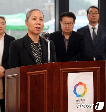 가수 인순이가 18일 오후 강원 홍천군 남면 용수리에서 열린 ‘해밀학교 신축교사 준공식’에서 인사말을 하고 있다. 해밀학교는 지난 2013년 4월 가수 인순이가 다문화가정 청소년의 교육을 위해 홍천에 설립했다. 경제적으로 어려운 다문화가정 학생들에게 입학금, 분납금, 기숙사비, 급식비 등을 장학금으로 지급하며 무상으로 교육을 진행하고 있다.2017.4.18/뉴스1 ⓒ News1 박태순 기자