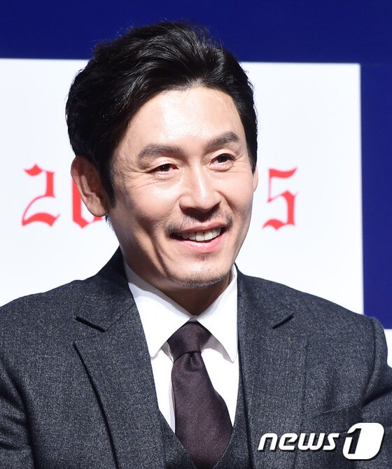 배우 설경구가 19일 오전 서울 압구정cgv에서 열린 영화 ‘불한당’ 제작발표회에 참석해 미소를 짓고 있다. ⓒ News1 권현진 기자