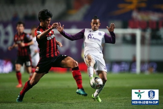 FC서울의 정인환과 FC안양의 조시엘이 19일 서울월드컵경기장에서 열린 2017 KEB하나은행 FA컵 32강전에서 공 경합을 펼치고 있다. (대한축구협회 제공) ⓒ News1