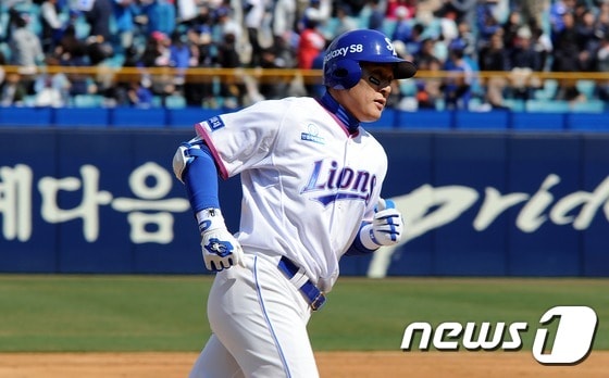 삼성 라이온즈의 '국민타자' 이승엽(41)이 KBO리그 최초로 '통산 450홈런' 고지를 밟았다./뉴스1 DBⓒ News1 이종현 기자