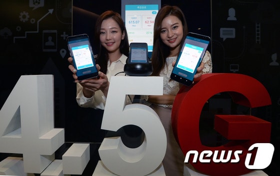 SK텔레콤 모델들이 '5밴드 CA' 기술이 적용된 '갤럭시S8'을 들고 4.5G 이동통신 서비스를 시연하고 있다./뉴스1 ⓒ News1