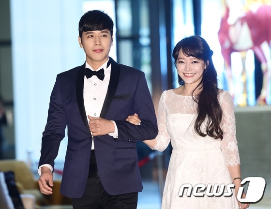 뮤지컬 배우 손준호, 김소현 부부가 20일 오후 인천 영종도 복합리조트 파라다이스시티에서 열린 포토월 행사에 참석하고 있다. ⓒ News1 권현진 기자