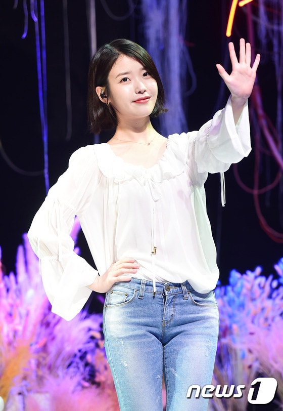 가수 아이유(IU)가 21일 오후 서울 신한카드 판스퀘어 라이브홀에서 열린 정규4집 ‘팔레트(Palette)’ 컴백 쇼케이스에 참석해 포즈를 취하고 있다. ⓒ News1 권현진 기자