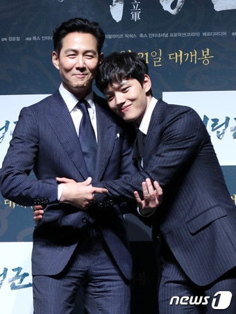 배우 이정재, 여진구(오른쪽)가 25일 오전 서울 압구정 CGV에서 열린 영화 ‘대립군’ 제작발표회에 참석해 포즈를 취하고 있다. ⓒ News1 권현진 기자