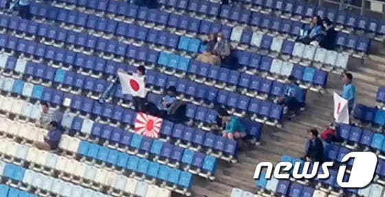 25일 수원월드컵경기장에서 열린 수원 삼성과 가와사키 프론탈레(일본)의 2017 아시아축구연맹(AFC) 챔피언스리그 G조 조별예선 5차전 시작 전 가와사키 프론탈레 팬이 전범기(욱일기)를 내걸었다.  ⓒ News1 