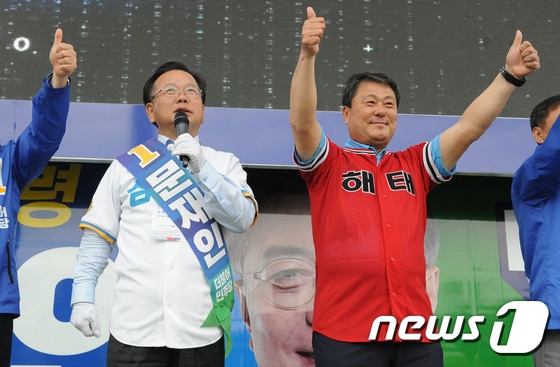 김부겸 더불어민주당 국회의원과 김성한 전 기아 타이거즈 감독이 25일 오후 광주 -기아 챔피언스 필드 정문에서 각각 삼성과 해태 야구 유니폼을 입고 KIA와 삼성의 프로야구 경기를 보러온 야구팬들을 향해 문재인 후보 지지를 호소하고 있다. 2017.4.25/뉴스1 ⓒ News1 박윤식 기자