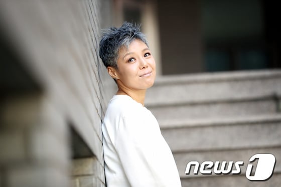 ‘맨발의 디바’ 가수 이은미가 26일 오후 서울 중구 달개비에서 열린 ‘알바트로스’ 기자간담회에 앞서 포즈를 취하고 있다. ⓒ News1 권현진 기자