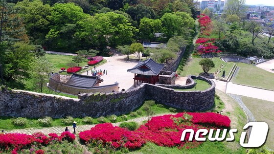 전북 고창군이 ‘2023 세계유산도시 고창 방문의 해’를 맞아 생생한 고창군의 소식을 전하고 다양한 행사를 함께 할 홍보 서포터즈를 모집한다. 사진은 고창의 대표 관광지 고창읍성&#40;뉴스1/DB&#41;ⓒ News1 박제철 기자