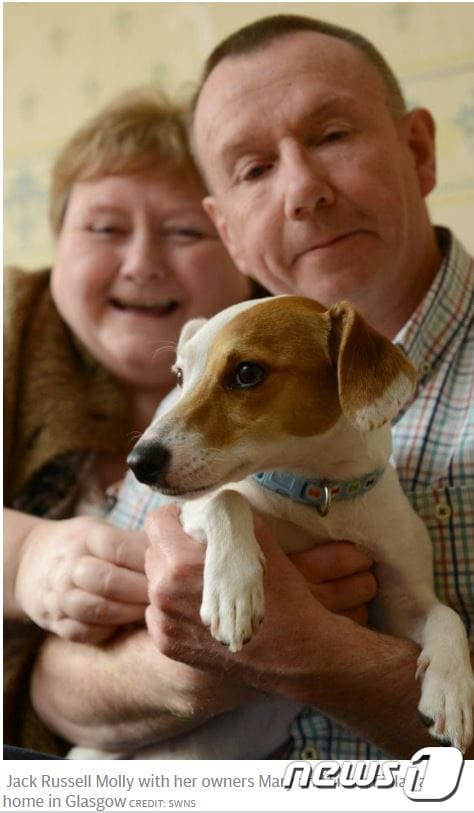 메리와 프랭크 핀레이 부부가 성전환 수술을 받은 '몰리'를 안고 있는 모습. (사진 텔레그래프 해당기사 캡처) ⓒ News1