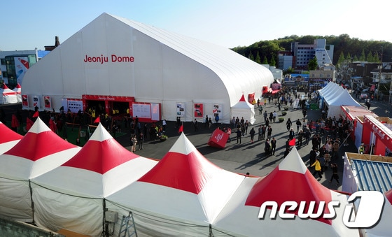 27일 전북 전주시 고사동 영화의거리 전주돔이 제18회 전주국제영화제 개막식을 보기 위한 사람들로 붐비고 있다.2017.4.27/뉴스1 ⓒ News1 문요한 기자