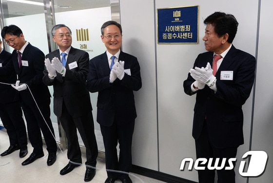 28일 서울 송파구 동부지방검찰청에서 열린 사이버범죄 중점수사센터 현판식에서 봉욱 동부지검장을 비롯한 내빈들이 현판을 제막한 뒤 박수치고 있다. 왼쪽부터 오인서 차장검사, 김영대 대검 과학수사부장, 봉욱 지검장, 이동훈 자문위원장.  2017.4.28/뉴스1 ⓒ News1 오대일 기자