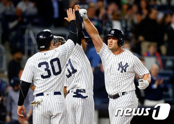 끝내기 홈런을 친 맷 할러데이(뉴욕 양키스·오른쪽). ⓒ AFP=News1