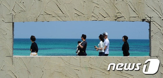 제주시 구좌읍 월정리 해변에서 관광객들이 산책을 즐기고 있는 모습 ⓒ News1 이석형 기자