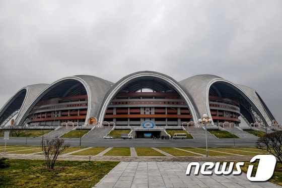 6일 여자축구 대표선수들이 훈련장으로 사용한 5월1일(능라도)경기장. 15만여명의 관중들이 들어 갈 수 있는 규모의 경기장이다. 2017.4.6/뉴스1 ⓒ News1 사진공동취재단