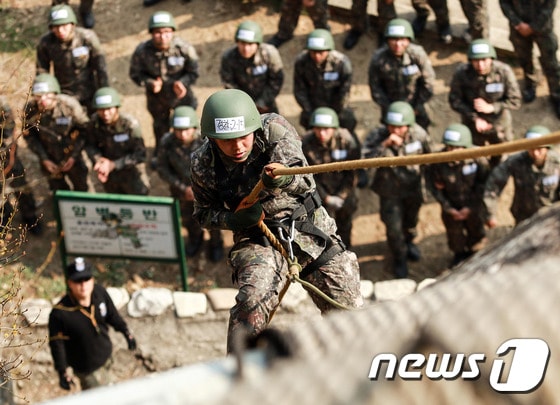 7일 강원도 홍천군 육군 제11기계화보병사단 정찰대가 사단 유격훈련장에서 올해 첫 유격훈련을 진행했다. 이번훈련은 사단의 적지종심부대인 정찰대의 특성에 부합된 다양한 전장상황과 악조건에서도 부여된 임무를 수행하기 위해 마련했다.(육군 제11기계화보병사단 제공)2017.4.7/뉴스1 ⓒ News1 박태순 기자