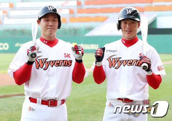 트레이드를 통해 KIA 타이거즈에서 SK 와이번스로 팀을 옮긴 노수광(왼쪽)과 이홍구. (SK 제공) ⓒ News1