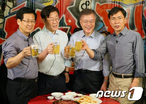 문재인 대통령(왼쪽에서 두번째). 사진은  더불어민주당 대선후보로 선출된 문 대통령이 지난4월 8일 서울 마포구 한 호프집에서 경선을 치뤘던 후보들과 함께 '호프타임'을 갖고 있는 모습. 왼쪽부터 최성 고양시장, 이재명 성남시장, 문 대통령, 안희정 충남지사. 2017.4.8/뉴스1 ⓒ News1 송원영 기자