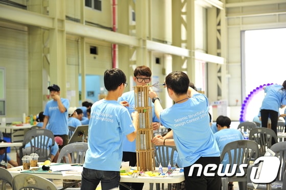 부산대학교는 2017 구조물 내진설계 경진대회를 오는 오는 7월 20일부터 이틀동안 개최한다고 10일 밝혔다. 학생들이 내진설계 작품을 제작하는 모습.(부산대 제공) ⓒ News1