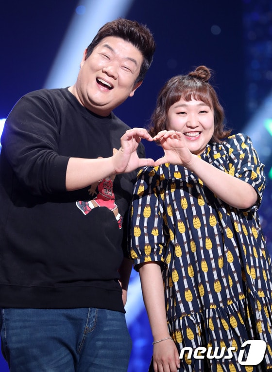 개그맨 유민상, 이수지(오른쪽)가 10일 오후 서울 KBS 별관에서 열린 ‘개그콘서트’ 900회 특집 기자간담회에 참석해 포즈를 취하고 있다. ⓒ News1 권현진 기자