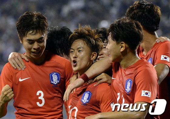 11일 충북 청주합운동장에서 열린 KEB하나은행 초청 U-20 월드컵 국가대표 평가전 대한민국과 우루과이의 축구 친선경기 전반전 대표팀 이승우가 득점에 성공한 뒤 동료들과 세레모니를 하고 있다. 2017.5.11/뉴스1 ⓒ News1 장수영 기자