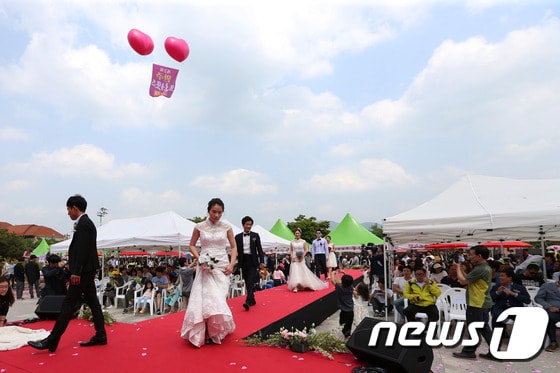 13일 전북 도립미술관에서 ‘완주 프러포즈축제’가 개막했다. 여성을 상징하는 ‘모악산’과 남성을 상징하는 ‘경각산’의 사랑의 결실로 ‘구이저수지’가 풍요의 상징이다. 이곳에서 사랑 고백을 하면 꼭 이루어 질 수 있다는 스토리를 배경으로 열리는 축제다.(완주군제공)2017.5.3/뉴스1 ⓒ News1 김동규 기자