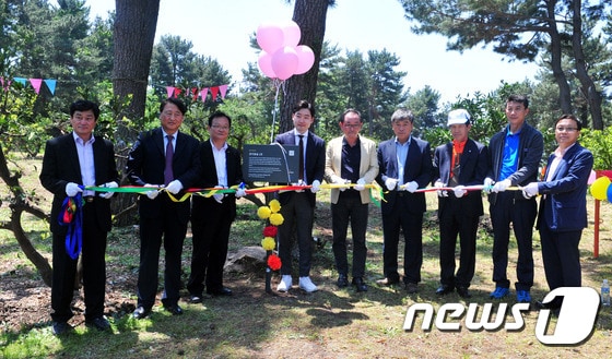 14일 오전 제주 서귀포시 감귤박물관에서 열린 권지용(지드래곤) 숲 1호 개장식에서 내빈들이 기념 테이프를 자르고 있다.2017.5.14/뉴스1 ⓒ News1 오미란 기자
