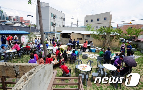 16일 오후 전북 전주시 서노송동 시티가든 주민한마당 참석자들이 공연을 즐기고 있다. 서노송동 시티가든은 성매매집결지인 선미촌의 부지 일부를 전주시가 매입해 문화공간으로 꾸미고 있는 부지로 성매매집결지를 없애고 도시재생사업의 첫걸음을 위해 조성했다.2017.5.16/뉴스1 ⓒ News1 문요한 기자