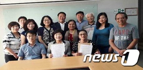 지난 17일 필리핀 바기오시에서 강원 태백 통리초등학교(교장 최규남)와 필리핀 바기오시 린다완초등학교(교장 Maribeth A. Cuaresma)가 우호적인 교육교류를 위한 업무협약을 체결하고 있다. (태백시 제공) 2017.5.18/뉴스1 ⓒ News1 하중천 기자