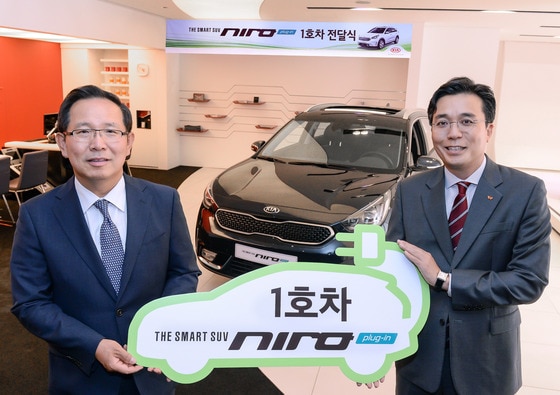 니로 PHEV 1호차 주인공인 김유석 SK에너지 상무(사진 오른쪽)와 우양훈 기아차 판매사업부장이 기념촬영을 하고 있다(기아자동차 제공)/News1