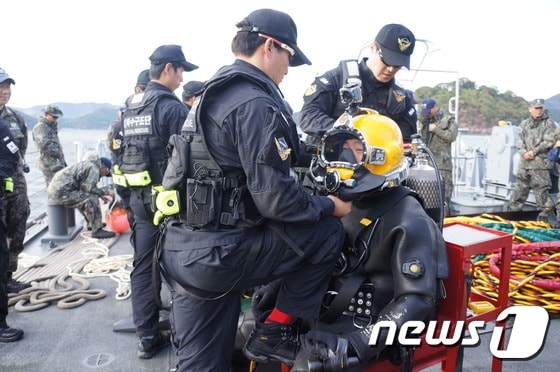 2016년 민·관·군 수중수색구조 합동훈련 장면(중앙해양특수구조단 제공)ⓒ News1