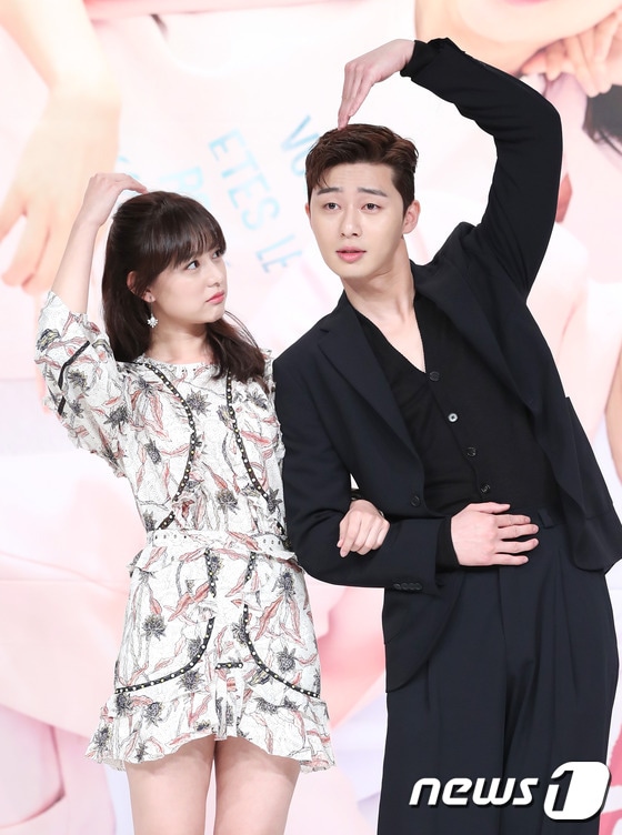 배우 김지원, 박서준(오른쪽)이 18일 오후 서울 영등포 타임스퀘어에서 열린 KBS2 드라마 ‘쌈, 마이웨이’ 제작발표회에 참석해 포즈를 취하고 있다. ⓒ News1 권현진 기자