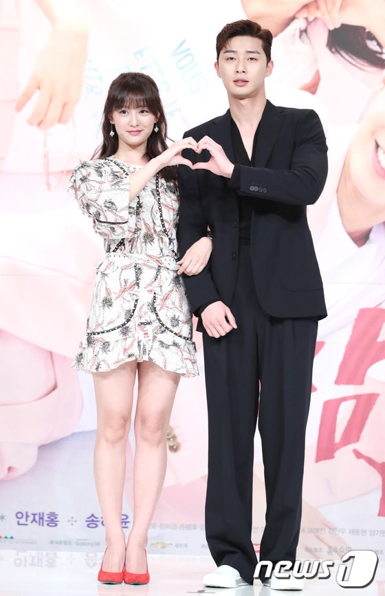 배우 김지원, 박서준(오른쪽)이 18일 오후 서울 영등포 타임스퀘어에서 열린 KBS2 드라마 ‘쌈, 마이웨이’ 제작발표회에 참석해 포즈를 취하고 있다. ⓒ News1 권현진 기자