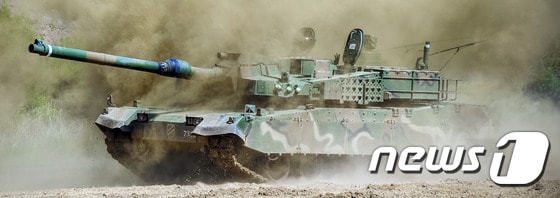 18일 육군 제11기계화보병사단 기갑수색대대가 손상되거나 파손된 장비를 복구시키는 전술집중 훈련을 진행하면서 K2전차가 고속으로 기동 중에 있다.(육군 제11기계화보병사단 제공)2017.5.18/뉴스1 ⓒ News1 박태순 기자
