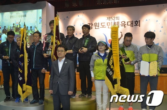 19일 횡성실내체육관에서 열린 제52회 강원도민체육대회 폐회식에서 송석두 강원도 행정부지사(앞줄 가운데)와 1부 1~3위 팀들이 기념촬영을 하고 있다. 1부 우승은 춘천시가 차지했다.2017.5.19/뉴스1 ⓒ News1 권혜민 기자