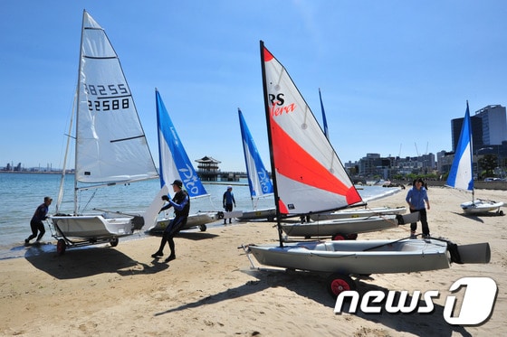 포항해양스포츠 아카데미에서 전 요트 국가대표 감독인 홍진영씨와 수강생들이 요트를 바다에 띄울 준비를 하고 있다.2017.4.2/뉴스1ⓒ News1최창호 기자