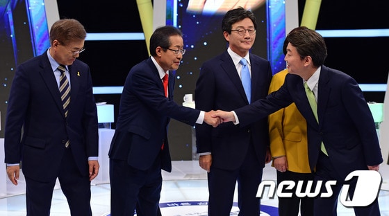홍준표 자유한국당 후보(왼쪽 둘째)와 안철수 국민의당 후보가 대선을 일주일 앞둔 2일 서울 마포구 MBC상암 스튜디오에서 열린 중앙선거방송토론위원회 주관 제19대 대통령 선거 후보자 마지막 TV토론회에서 악수하고 있다. 왼쪽부터 문재인 더불어민주당 후보, 홍준표 후보, 유승민 바른정당 후보, 심상정 정의당 후보, 안철수 후보. 2017.5.2/뉴스1 ⓒ News1 국회사진취재단