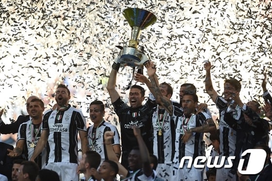 유벤투스 선수들이 21일(한국시간) 이탈리아 토리노의 유벤투스 스타디움에서 이탈리아 세리에A 우승 트로피를 들어 올리고 있다. ⓒ AFP=News1