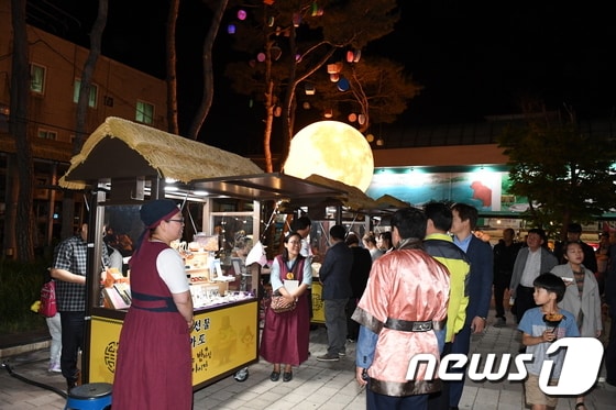 27일 저녁 6시 30분 공주산성시장 문화공원에서 ‘공주 밤마실 야시장’ 개장행사를 갖고 본격적인 야시장 운영에 들어간다.ⓒ News1