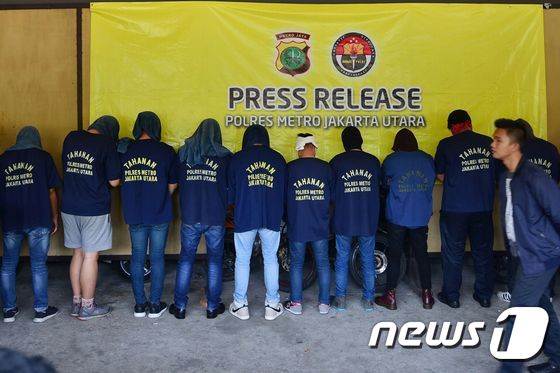 2017년 인도네시아 자카르타에 있는 한 경찰서에서 기자회견이 열리는 동안 사우나에서 게이 파티를 했다는 이유로 붙잡혀온 남성들이 뒤돌아서있다. ⓒ AFP=뉴스1 ⓒ News1 최종일 기자