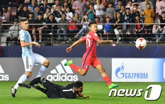 이승우가 국제축구연맹(FIFA) U-20 월드컵에서 아르헨티나를 상대로 넣은 골이 올해 최고의 골로 선정됐다. /뉴스1 DB ⓒ News1 이동원 기자
